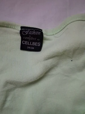 Ljusgrön långärmad topp Cellbes - Ljusgrön långärmad topp från Cellbes i mjuk bomull. Enkel och stilren design med rund halsringning och normal passform. Perfekt att matcha med jeans eller kjol för en avslappnad look.