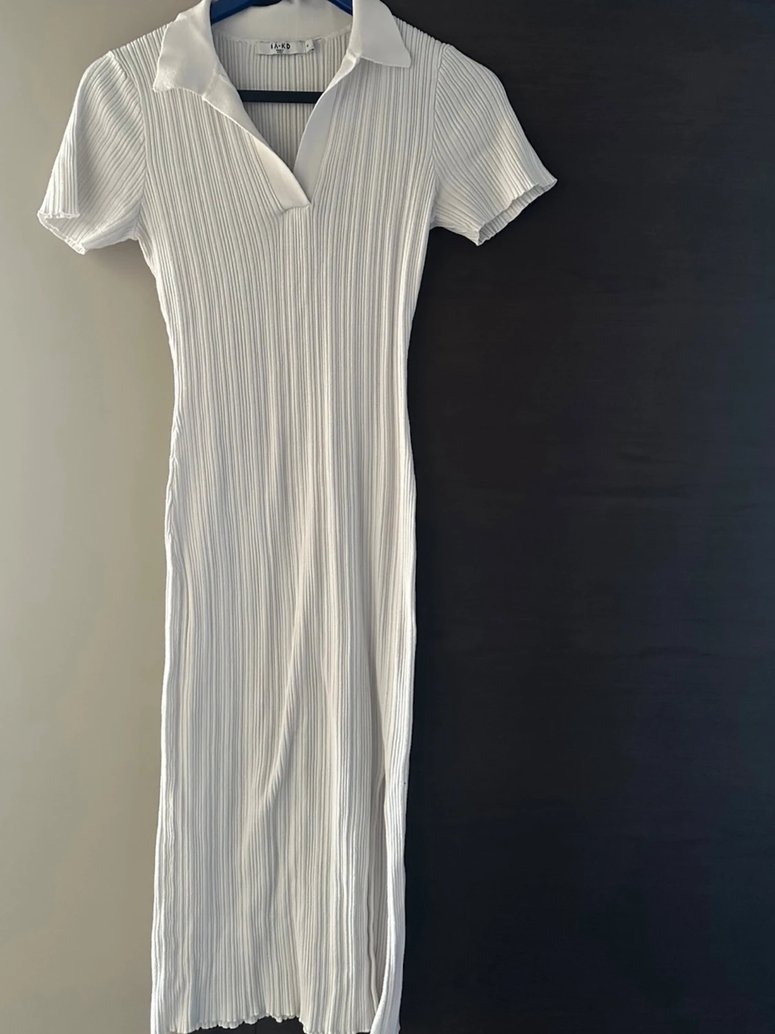 Vit ribbad klänning från NA-KD