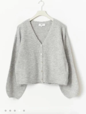  stickad kofta  - Mysig ljusgrå stickad kofta med v-ringning den är helt slutsåld från Gina helt ny med prislapp ALDRIG använd💕 