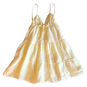 Gul minidress/ volanger/ rosett/ snörning/ spetsklänning - Söt ljusgul miniklänning i nyskick! Ord pris 199kr