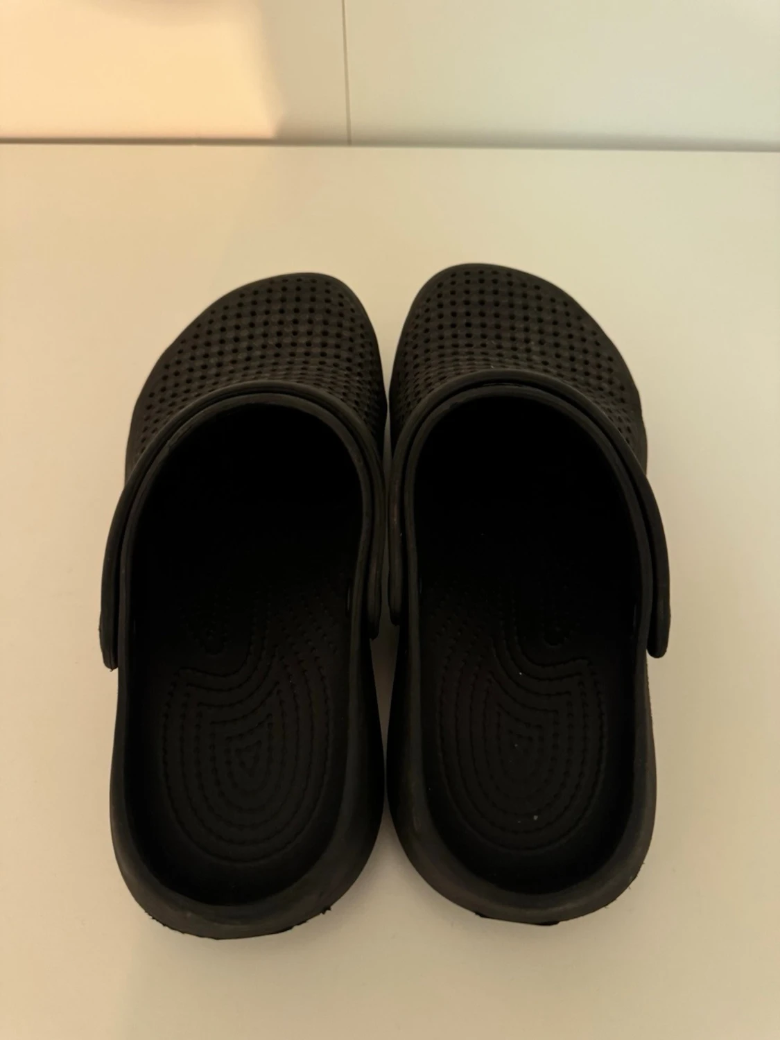 Svarta tofflor med hål - 1