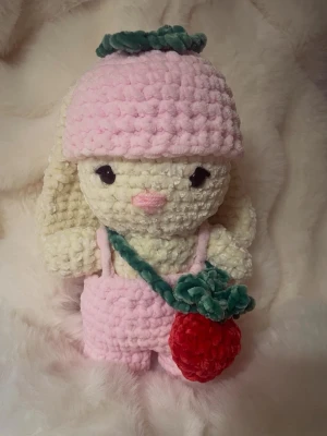Virkad kanin med jordgubbsväska - Supergullig handgjord kanin i en jordgubbsmössa och rosa overoller med en jordjubbsväska 🐇 🍓 Ca 28 cm hög.