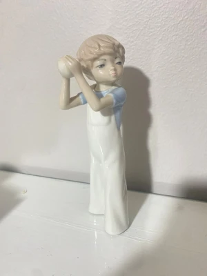  Vintage porslinsfigur pojke – Casade - Vintage porslinsfigur från Casades föreställande en pojke. Elegant och tidlös design i ljusa färger. I mycket fint skick utan skador💙