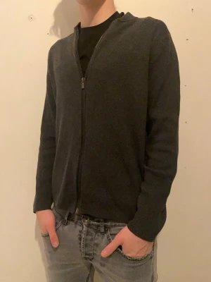 Massimo dutti full zip grå  - Riktigt snygg Massimo dutti full zip i mörkgrå. Storlek  M, mycket bra skick. 2 Zips sitter riktigt bra. Vid frågor osv bara att skriva🙏🏻 Ny pris 1000kr (ish)