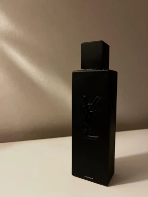 Yves saint Laurent Myslf le Parfum - YSL MYSLF Le Parfum 5ml sample. Det är en modern och elegant doft med inslag av svartpeppar, apelsinblom och träiga noter. Den kombinerar värme och fräschhet med en sensuell ton av vanilj. Passar perfekt för utekvällar året runt och som dagdoft under vintern. Sofistikerad, självsäker och långvarig. Priser: [3ml för 65kr] [5ml för 80kr] [10ml för 150kr] [30ml för 420kr] Nypris: 1480kr 