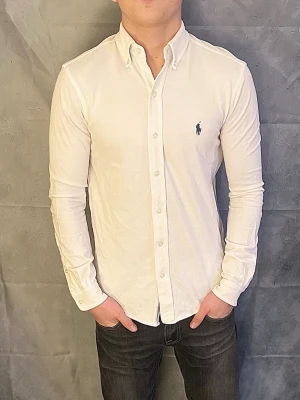 Ralph Lauren skjorta  - Vit Ralph lauren skjorta!! || passar både XS & S || Nypris ~ 1900kr Vårt pris ~ 449kr || Bara höra av sig vid funderingar! || 