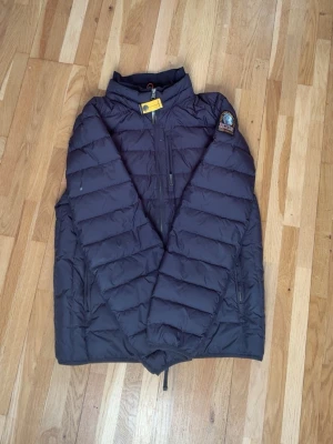 Parajumper jacka  - Tjena, säljer min parajumper jacka då jag inte använder den längre jackan är bra skick för utom lite av innerfickan är lite av men annars är den bra, om ni har fler frågor eller funderingar är det bara av höra av er  