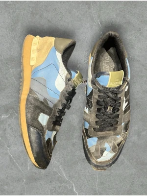 Valentino rockruners storlek 41 - Säljer ett par valentino rockruners, Storlek:41, Skick:6/10 slitna på sidan, Pris:999, Vid frågor eller funderingar är de bara och höra av sig‼️