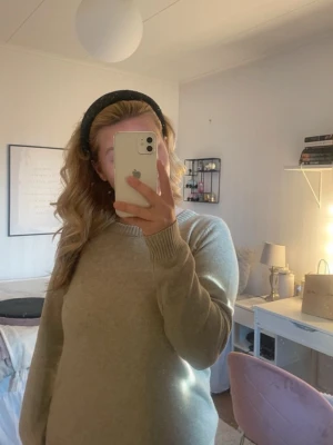 Beige stickad tröja med rund hals - Mysig beige stickad tröja med rund halsringning och ribbade muddar vid ärmslut och nederkant. I storlek S från Vila, använd max 1 gång