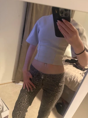 Leopardmönstrade jeans - Säljer ett par snygga leopardmönstrade jeans med låg midja. Jeansen har klassisk femficksmodell och raka ben. Perfekta för dig som vill sticka ut och addera lite edge till din outfit.