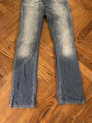 Blå raka jeans med slitningar - Snygga jeans från Lee!