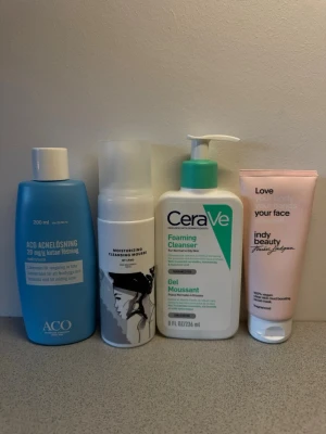 Fyra ansiktsrengöringar från olika märken - Säljer ett kit med fyra olika ansiktsrengöringar och hudvårdsprodukter: ACO acnelösning i blå flaska, en återfuktande cleansing mousse, CeraVe foaming cleanser med pump och Indy Beauty ansiktsmask i rosa tub. Perfekt för daglig hudvårdsrutin. obs: ansiktsmasken är testad. CeraVe är cirka 70% kvar i. Vill du bara köpa det oanvända kontakta mig så sänker vi priset💐