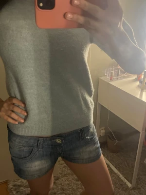 Blåa/grå enkel stickad tröja - Mysig blåa/grå tröja med rund hals och ribbade muddar. Tröjan har en klassisk, rak passform