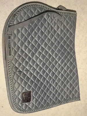 Schabrak ifrån hööks  - Säljes då hästen gått bort fint skick obs! Tvättas ej innan de postas köpt ifrån hööks  stl full 