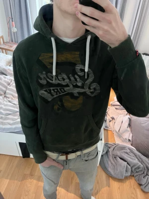 Mörkgrön Superdry hoodie - Snygg mörkgrön hoodie från Superdry | Storlek M | Använd men fint skick✅|