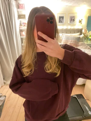 Vinröd tröja  - Burgundy sweatshirt, använd en gång 