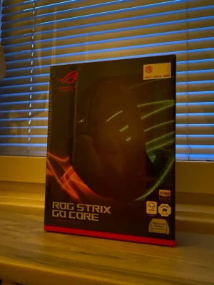 ROG Strix Go Core gamingheadset - Säljer ett ROG Strix Go Core gamingheadset från ASUS Republic of Gamers. Svart over-ear design med mjuka kuddar och justerbart huvudband. Perfekt för gaming med Hi-Res Audio och kompatibilitet för flera plattformar. Snygg och modern look. (Oöppnat, helt nya)