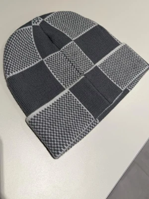 Mössa grå  - En mössa i färgen grå 