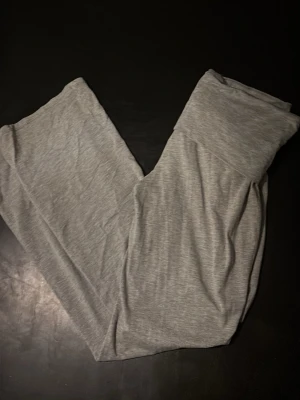 Grå mjuka leggings med hög midja - Supersköna grå yogapants från Gina tricot med stretchigt material. Perfekta för chill eller träning, sitter tight och följsamt. Tunn och mjuk kvalitet som känns riktigt bekväm mot huden.