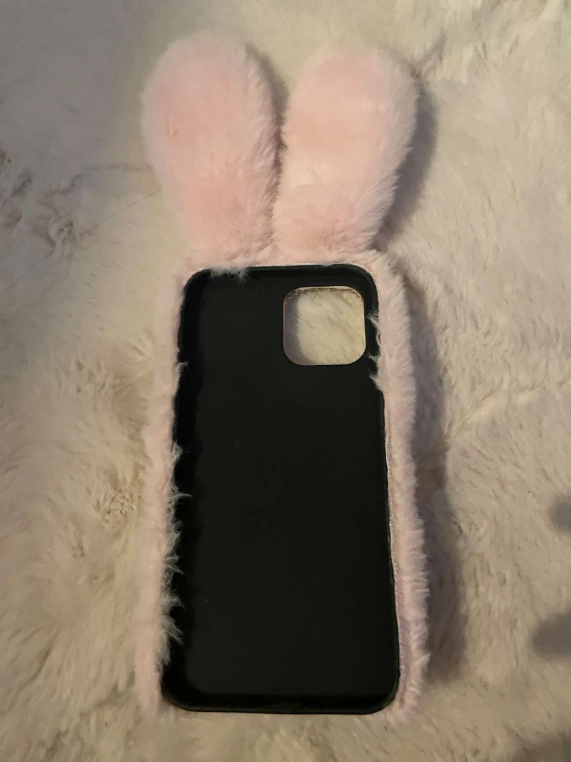 Rosa fluffigt mobilskal till iPhone 13 - 2