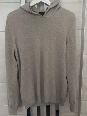 Oscar Jacobson Kashmir tröja - Säljer nu denna tröja från Oscar Jacobson, den är i princip ny. 