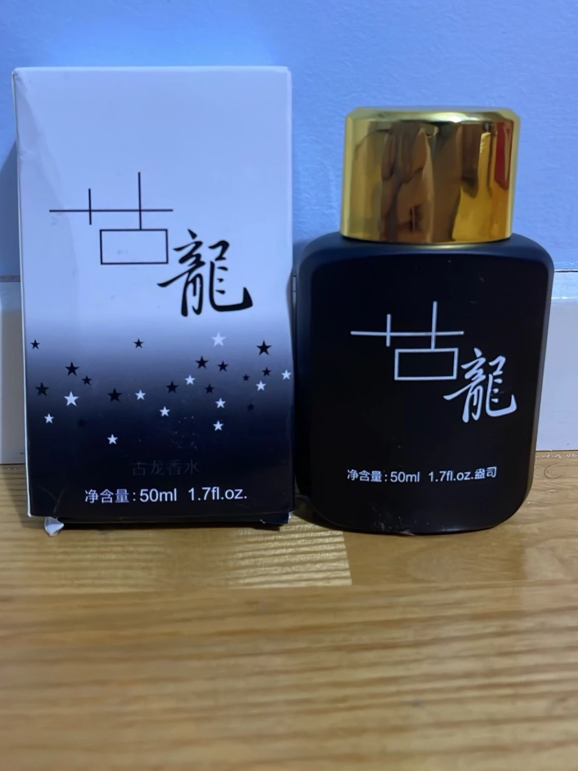 Svart parfymflaska med guldkork 50ml