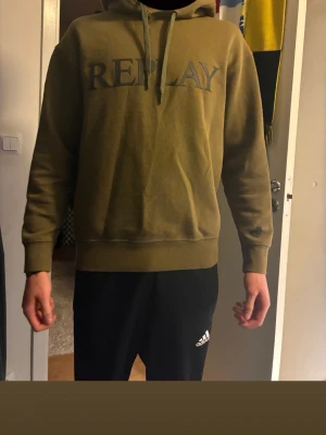 Olivgrön hoodie från Replay - Snygg olivgrön hoodie från Replay med stor logga framtill. Klassisk modell med huva i storlek S ‼️skriv om ni undrar något 