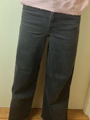 Svarta jeans - Jeansen kommer inte till användning längre