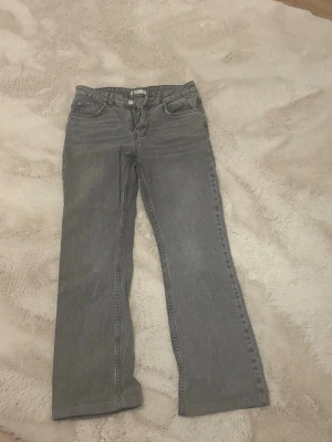 Gina Tricot jeans - Snygga grå Bootcut jeans från Gina Tricot. Använder inte längre 💕💕