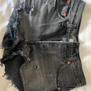 Levis - Levis jeansshorts i storlek xs/s. Använt några gånger och är i väldigt fint skick! Säljer pga att dem är för små för mig. Köp direkt för 300kr + frakt