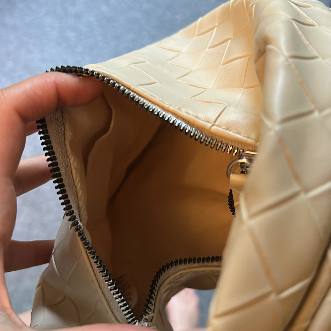 Beige axelväska med knut och rutmönster - 2