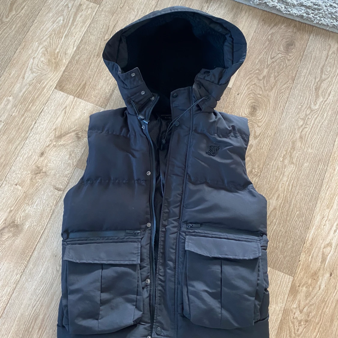 Svart dunväst med huva från SikSilk