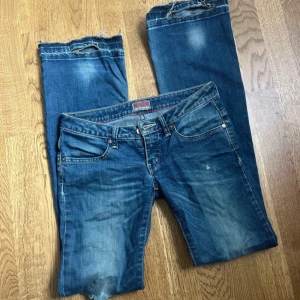 Lågmidjade bootcut jeans från Big Star - Säljer ett par blå lågmidjade jeans från Big Star med bootcut🫶🏽 Midjemått 35 och innebenslängd så dom passar mig som är 175
