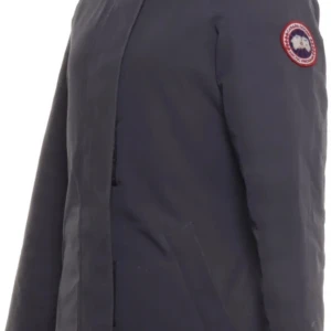 Svart dunjacka från Canada Goose - Säljer en svart dunjacka från Canada Goose med huva och äkta pälsdetalj. Jackan har klassisk patch på ärmen, dragkedja och ribbade muddar vid ärmslut. Insidan är quiltad och jackan är perfekt för kalla dagar. Snygg och funktionell design.