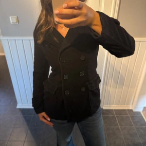 Figursydd kappa  - Supersnygg figursydd kappa i tjockt material. Den är vadderad så den är varm!💘