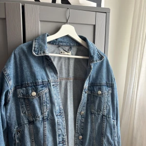 Jeansjacka Ginatricot  - Super snygg, men är ej till användning🩵passar till allt! Passar mig med storlek xs-s