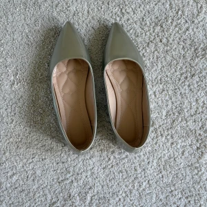 Ballerina skor - Smidiga om man inte gillar klackar men med ett par byxor eller jeans får man känslan av att det ser ut som klackar!