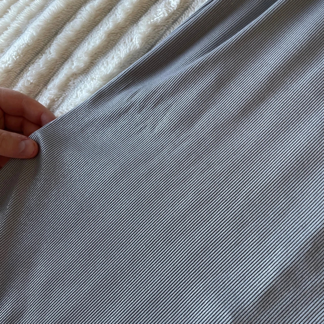 Grå långklänning med smala ränder - 2