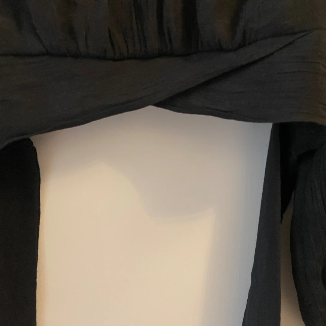 Svart croppad blus med knyt - 2