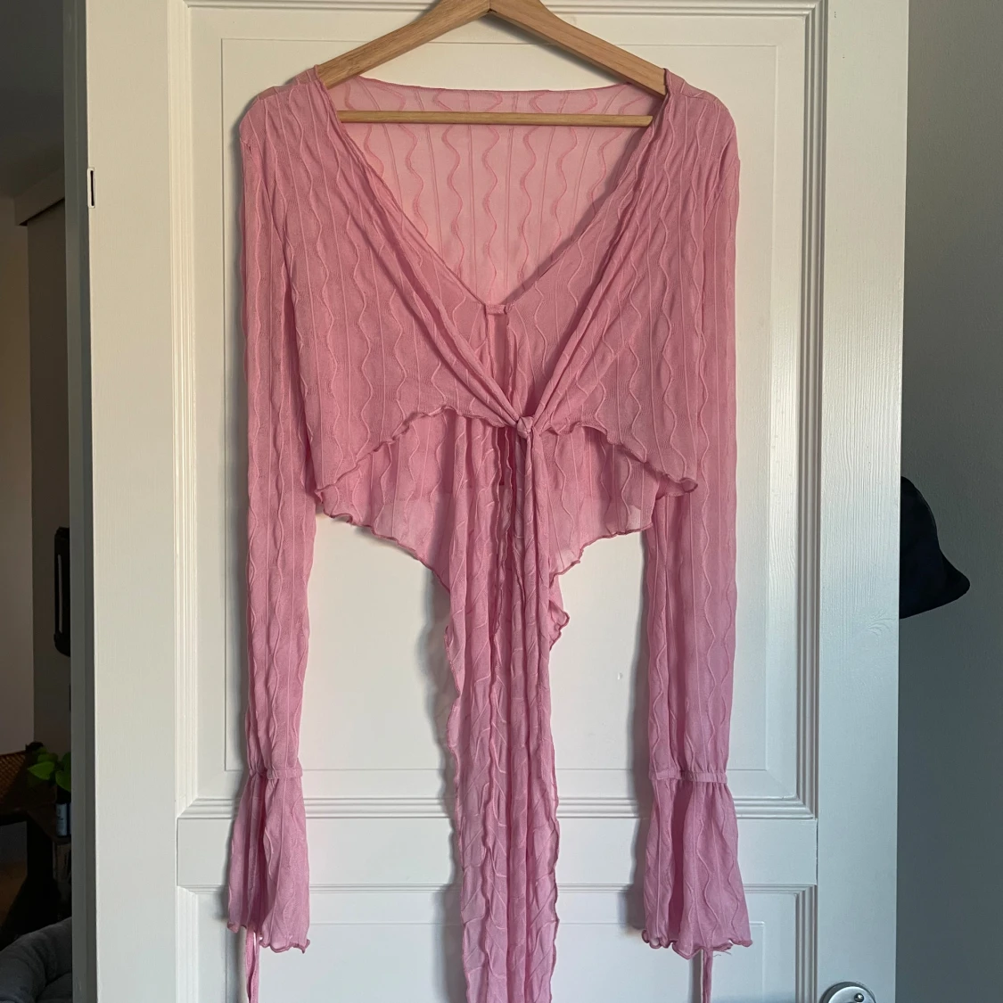 Rosa omlottopp med knyt och volang