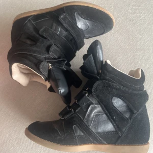 svarta Isabel marant skor  -  liknar isabel marant skor. Har ej kvitto eller låda och helt nya. 