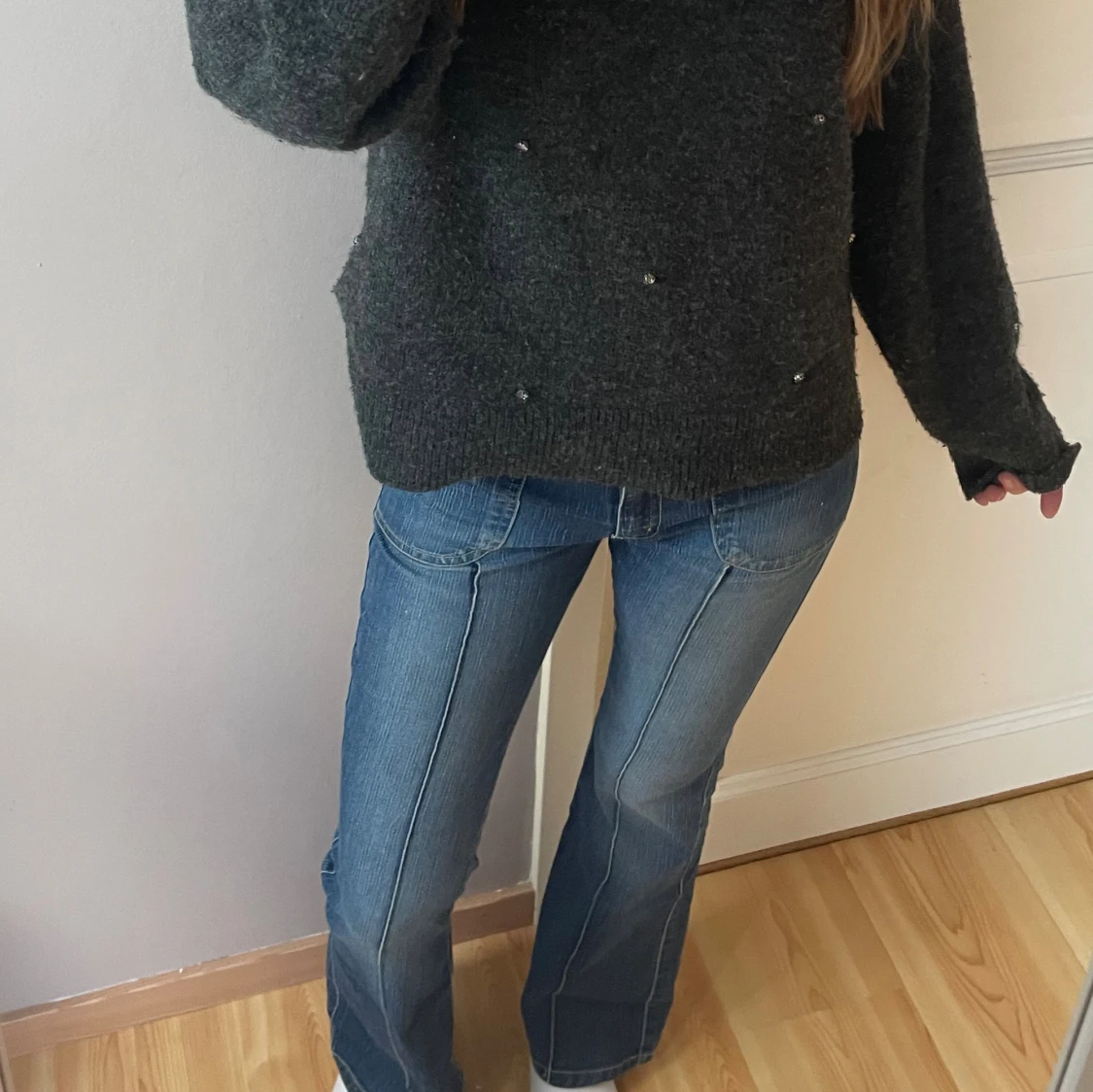 Blå bootcut jeans med fickdetaljer