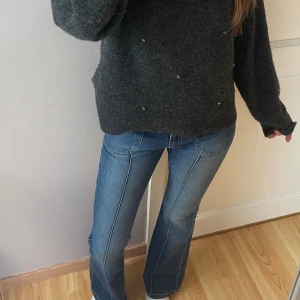 Blå bootcut jeans med fickdetaljer - Snygga blå midwaist bootcut jeans med markerade sömmar. Jeansen har stora fickor både fram och bak med knappdetaljer💕Jeansen är från Lindex och köpta för ett tag sedan men har inga större slitningar❣️pris kan diskuteras!
