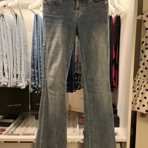 Skitsnygga True Religion jeans - Säljer ni mina skitsnygga o trendiga True Religion jeans i modellen ”Becca mid rise”, men sitter lågmidjat! Storlek 23 men passar mig som vanligtvis har xs-s. Använt ett par gånger, lite slitningar längst ner men inget man tänker på. SKRIV TILL MIG INNAN KÖP!🤎
