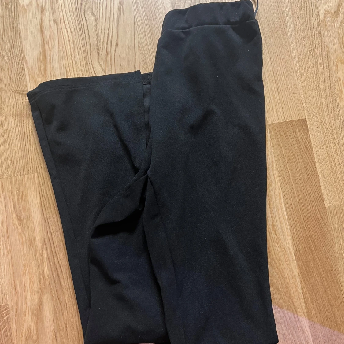 Svarta bootcut byxor med slits - 1