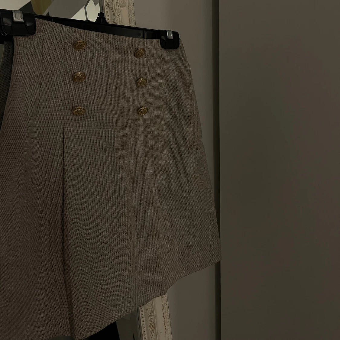 Beige/grå minikjol med knappar - 3