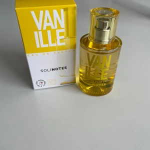 Solinotes Vanille Eau de Parfum 50ml - Fräsch och söt parfym från Solinotes med tydlig vaniljdoft. Flaskan är rund och genomskinlig med guldfärgad spraykork och gula detaljer. Kommer i en snygg gul och vit kartong. Perfekt för dig som älskar varma, mjuka dofter. Hela flaskan kvar, endast sprayad en gång. Finns ej att köpa i Sverige längre.