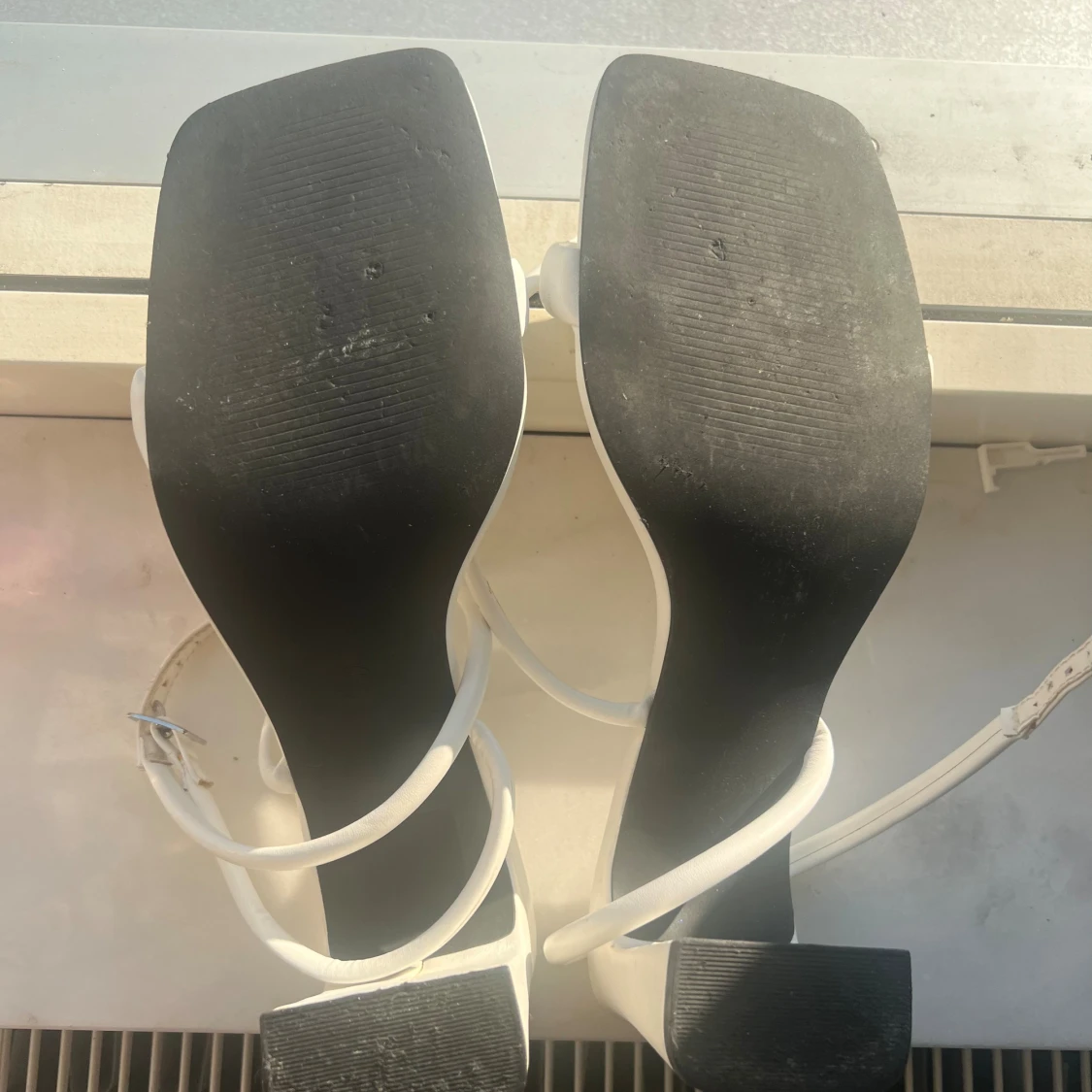 Vita sandaler med klack från XIT - 1