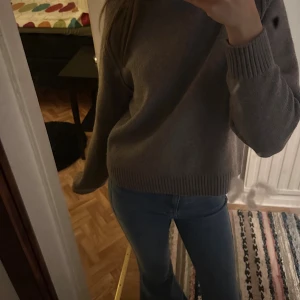 Utsvängda ljusblå jeans  - Säljer dessa snygga bootcut jeans från Dr.Denim. De är midwaist och är i storlek S med längden 34, så de passar för lite längre personer, för referens är jag cirka 173cm. (Säljer även den stickade polo tröjan som jag har på bilden, annonsen för den ligger uppe i min profil!💓)