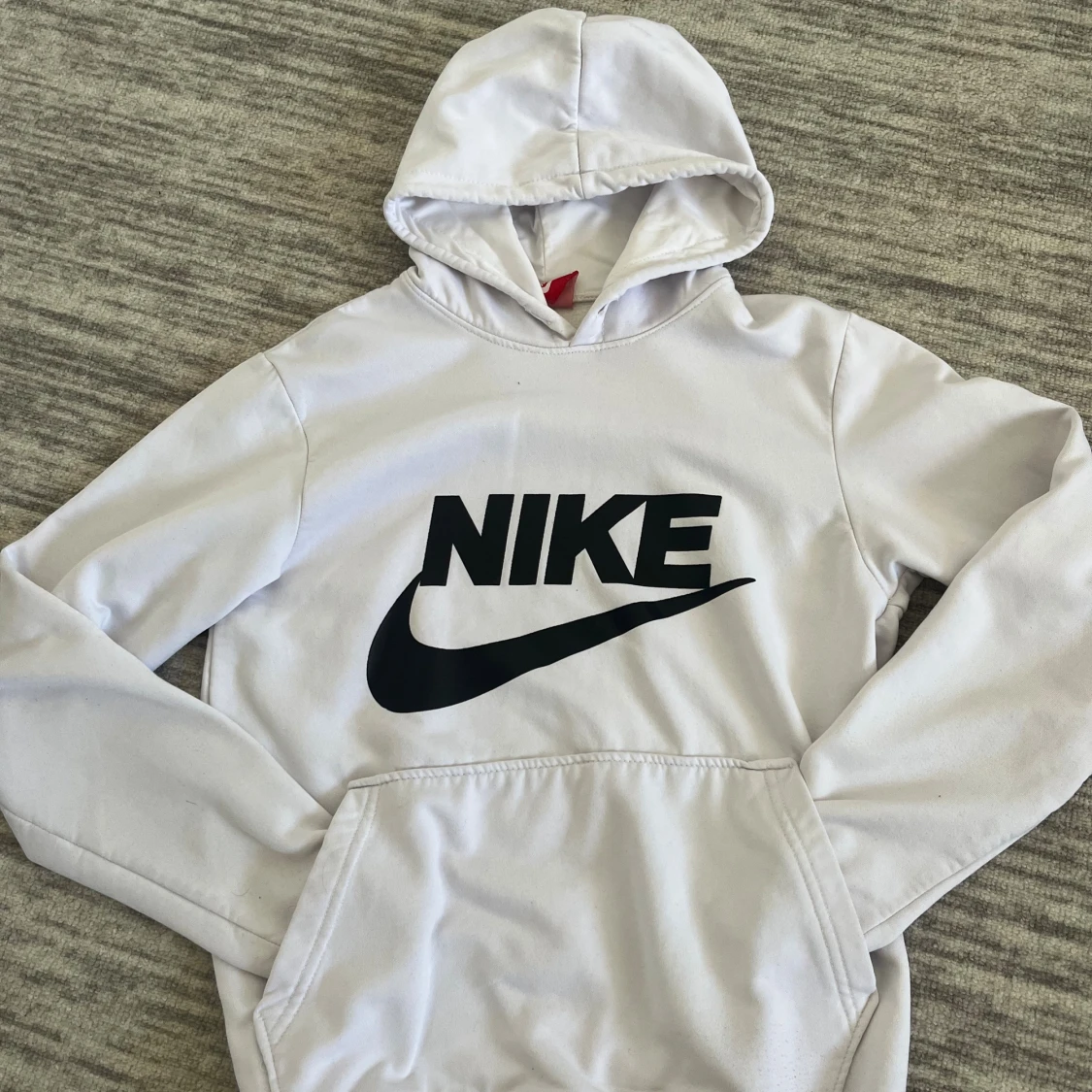 Vit hoodie från Nike med svart logga - 1